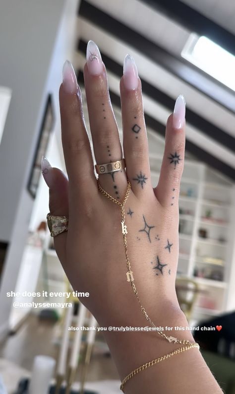 Girly Hand Tattoos, Cute Simple Tattoos, Finger Tattoo For Women, Cute Hand Tattoos, Hand And Finger Tattoos, Ring Finger Tattoos, Small Pretty Tattoos, Kenzie Ziegler, Pretty Tattoos For Women