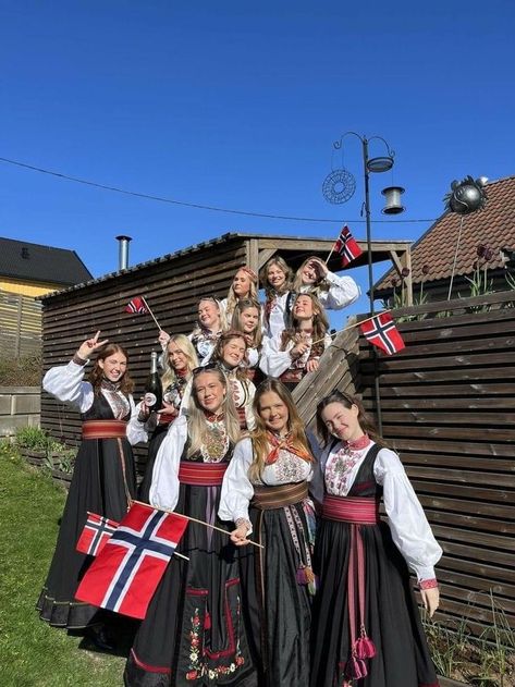 Nordic Goddesses, Norwegian Clothing, Friendship Aesthetic, Swedish Women, European Women, Folk Dance, Aesthetic Love, Folk Fashion, Traditional Attire