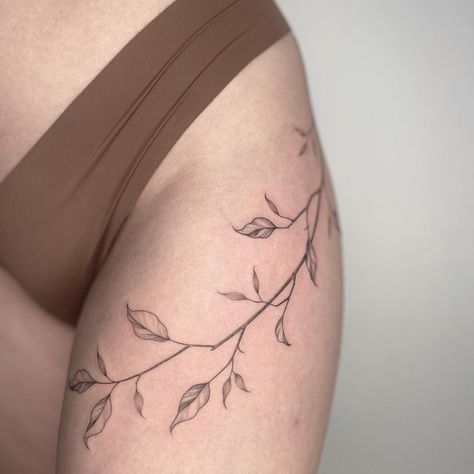 Flower Vine Tattoo Thigh, Leafy Vine Leg Tattoo, Feminine Thigh Tattoos, Thigh Piece Tattoos, Side Thigh Tattoos, Wrap Around Tattoo, Simple Tattoos For Women, Floral Thigh Tattoos, Flower Thigh Tattoos