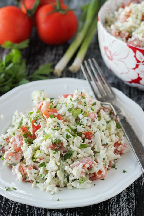 Cauliflower and tomatoes complement each other beautifully in this refreshing salad. We made this often as I was growing up and I still love to serve it, especially with seafood. It is a great variation from coleslaw. The cauliflower is crunchy and grating it makes it almost fluffy. Tomatoes, garlic and herbs are then added … Tomatoes Salad, Crunchy Broccoli, Tomatoes And Cucumbers, Salad With Tomatoes, Broccoli Cauliflower Salad, Cauliflowers, First Garden, Raw Cauliflower, Easy Cauliflower