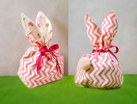 DIY Easter Bunny Treat Bag (so cute!) Diy Easter Bunny, Easter Bunny Treats, Homemade Bags, Diy Bunny, Easter Treat Bags, Quick Sew, Bunny Napkins, Dog Treat Pouch, Bunny Treats