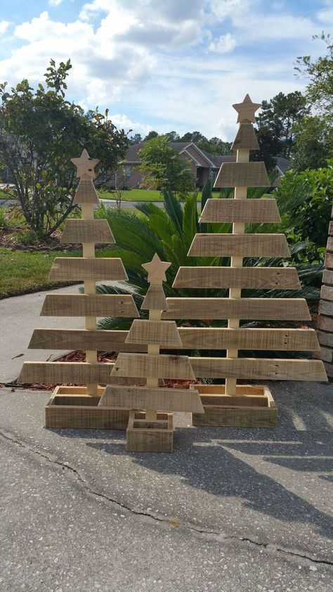 Palette Christmas Tree, Wooden Pallet Christmas Tree, Wooden Christmas Trees Diy, Pallet Wood Christmas Tree, Pallet Wood Christmas, Outdoor Christmas Diy, Christmas Diy Wood, Pallet Christmas Tree, Wooden Christmas Crafts