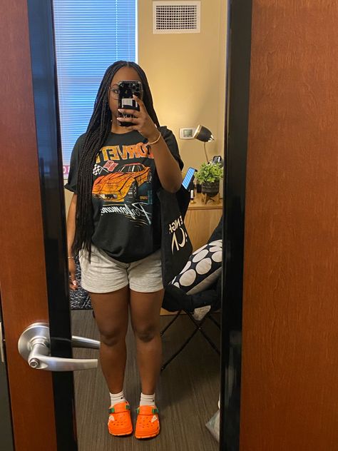 Crocs And Sweatpants Outfit, Outfits That Go With Crocs, Summer Outfits Crocs, Sweatshorts Outfit Black Women, Black Sweatshorts Outfit, Orange Graphic Tee Outfit, Orange Crocs Outfit, Shein College Outfits, Crocs Outfit Black Women