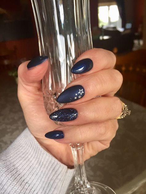 Gel Nails With Stars, Christmas Nails Dark, Nails Almond Blue, Navy And Silver Nails, Starry Night Nails, Gel Nails Almond, Nails Dark Blue, Navy Nails Design, Nails With Stars