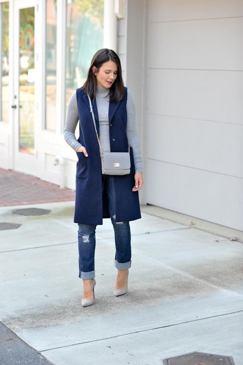 Trench Outfit, Business Casual Jeans, Sleeveless Trench Coat, Trench Coat Fall, Sleeveless Trench, Casual Outfit Ideas, Colorful Blouses, Sleeveless Blazer, Top Fashion Bloggers