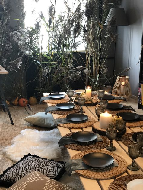 Masculine Picnic Decor, Black And Gold Picnic Decor, Black Picnic Ideas, Boho Indoor Picnic, Indoor Picnic Decoration Ideas, Black Picnic Aesthetic, Indoor Picnic Party Decorations, Black Luxury Picnic, Black And White Picnic Decor