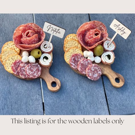 Charcuterie Board Set Up, Charcuterie Labels, Charcuterie Cups, Charcuterie Board Meats, Cheese Markers, Decorações Com Comidas, Fingerfood Party, Charcuterie Inspiration, Charcuterie Platter