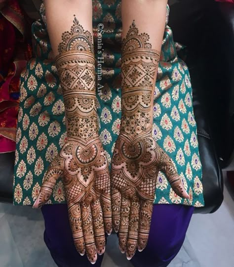 Hena Full Hand, Bridal Henna Front Hand, Mehindhi Design Bridal, Bridal Henna 2023, Bridal Mehendi Front And Back, Bridal Mehndi Front Hand, Bridal Mehendi Designs Wedding Back Hand, Mehendi Designs For Hands Indian, Mehendi Designs For Hands Wedding