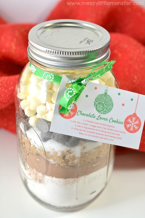 Mason Jar Gifts. Christmas Cookie Jar recipe for chocolate cookies. Cookie mix in a jar. Jar Food Gifts, Homemade Peppermint Mocha, Peppermint Mocha Recipe, Hot Chocolate Favors, Christmas Jar Gifts, Starbucks Peppermint Mocha, Triple Chocolate Chip Cookies, Holiday Hot Chocolate, Mason Jar Desserts