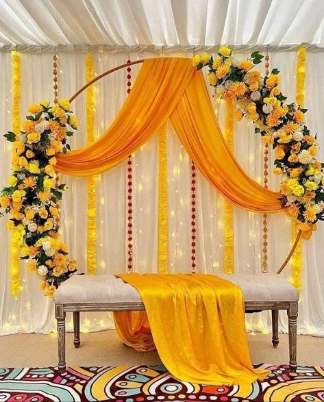 Haldi Decoration Ideas Night, Mehndi Backdrop Decor, Mayon Setup At Home, Pithi Decoration Backdrop, Haldi Decoration Indoor, Haldi Mehandi Decoration Ideas, Haldi Mehendi Decor, Haldi Stage Decoration Backdrops, Sanchak Decoration