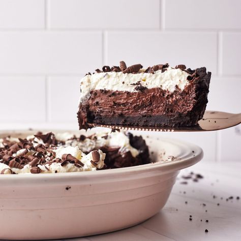 French Silk Pie Pie With Oreo Crust, French Silk Pie Recipe, Silk Pie Recipe, Banoffee Pie Recipe, Chocolate Silk Pie, Chocolate Mousse Pie, French Silk Pie, Silk Pie, Orange Chocolate Cake