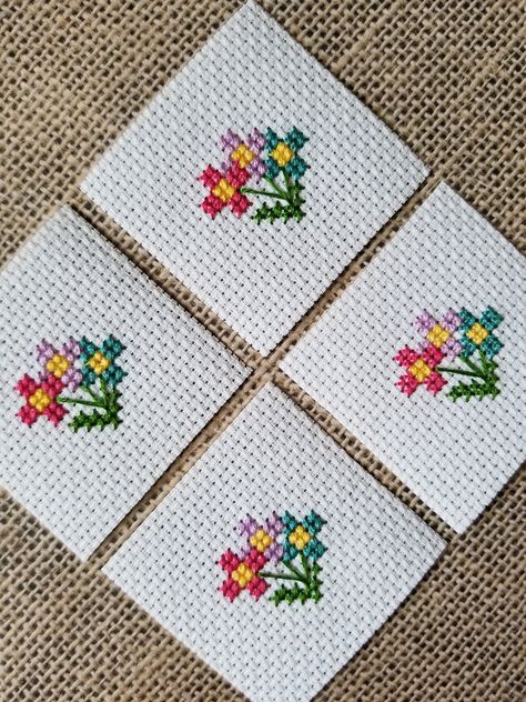 Cute Mini Cross Stitch Patterns, Mini Flower Cross Stitch, Cross Stitch Flower, Flowers Cross Stitch Pattern, Cross Stitch Fonts, Baby Cross Stitch Patterns, Flower Bunch, Xmas Cross Stitch, Small Cross Stitch