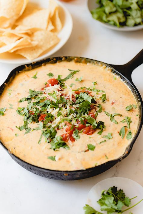 Easy smoked queso dip is loaded with cheese, ground meat, rotel and is smoked to perfection! Perfect for tailgates and game day! Smoked Queso Dip, Smoked Queso, Queso Dip Recipe, Queso Dip Recipes, Queso Cheese, Velveeta Cheese, Turkey Meat, Queso Dip, Large Oven