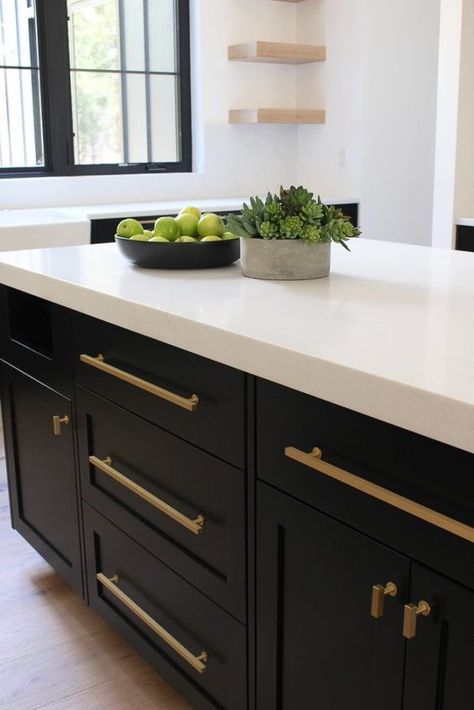 Beautiful and inspiring kitchen ideas - Black shaker style inset cabiets with white quartz gold hardware. #kitchendesign #kitchenideas #kitchenremodel #kitchendecor #kitchencabinets #kitcheninspiration #kitcheninspirationideas #kitcheninspoweek #inspirational #inspirationalquotes Kitchen With Black Cabinets, Model Dapur, White Oak Kitchen, Kabinet Dapur, Gold Kitchen, Oak Kitchen, Stovetop Potpourri, Kitchen Hardware, Orange Garland