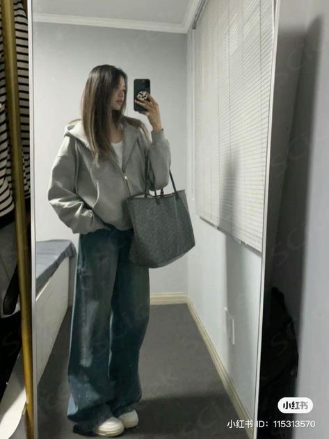 #baggy #baggypantsforwomen #y2k #y2kaesthetic #outfits #ootd Simple Y2k Outfit Winter, Layering Jackets Aesthetic, Baggy Clean Outfit, Baggy Outfits For Winter, Korean Street Fashion Baggy, Outfit Inspo Jacket, Baggy Street Style Women, Cozy Y2k Outfits, Blue Baggy Jeans Outfit Winter