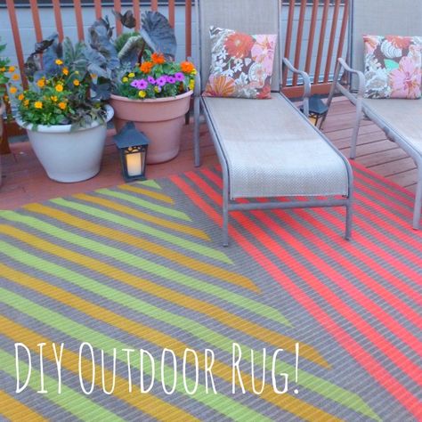 DIY-alfombra Home Depot Rugs, Outdoor Spray Paint, Rug Makeover, Outdoor Rugs Cheap, Patio Rug, Pintura Exterior, Backyard Furniture, Cheap Rugs, Painted Rug