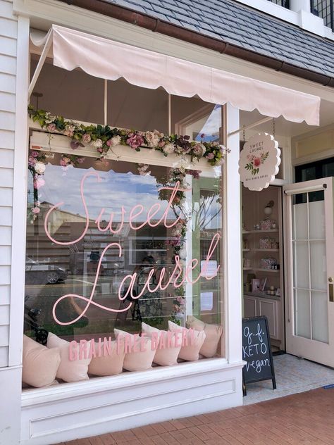 Sweet Bakery Shop, Sweet Cafe Design, Sweet Shop Design Interiors, Cake Store Design Bakery Shops, Small Cake Shop Ideas, Pink Bakery Shop, Sweet Shop Exterior, Baking Shop Design, Cake Shop Ideas Design