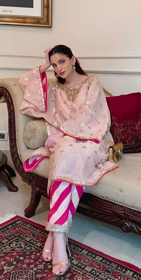 Goa Outfits Women Indian, Wedding Suits For Women Brides, Same Print Salwar Kameez, Boutique Dress Design Pakistani, Same Print Shalwar Kameez, Pink Shalwar Kameez, Pink Dress Design, Suit Color Combinations, Printed Suit Design