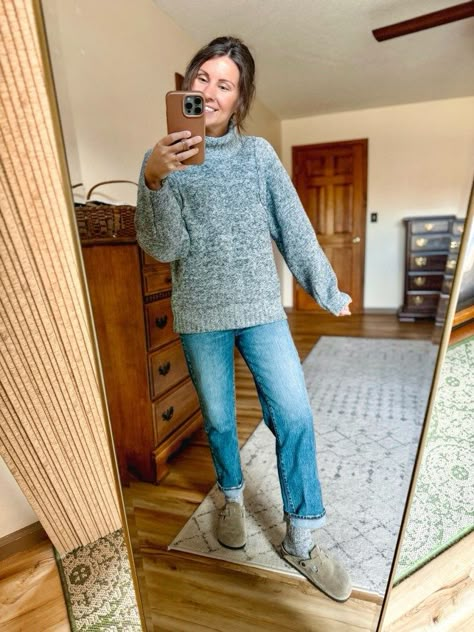 Birk Clogs Outfit Winter, Hygge Outfit Winter, Grey Turtleneck Sweater Outfit, Grey Sweater Outfit Winter, Birkenstock Clogs With Socks, Birkenstocks With Socks Outfit, Gray Sweater Outfit Winter, Clogs Outfit For Women, Grey Turtleneck Outfit