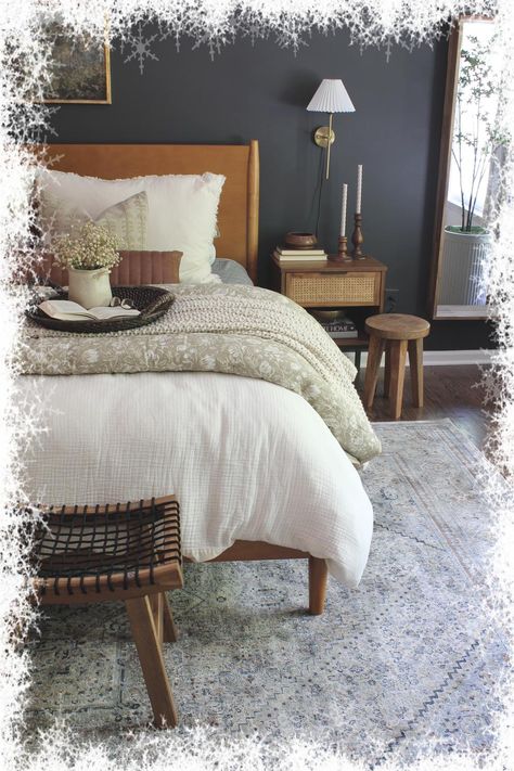 Dark Wood Floor Bedroom Ideas, Moody Eclectic Bedroom, Nuetral Bedroom, Brown Carpet Bedroom, Moody Eclectic, Bedroom Wooden Floor, Floor Bedroom Ideas, Farmhouse Bedroom Design, Big Bedroom