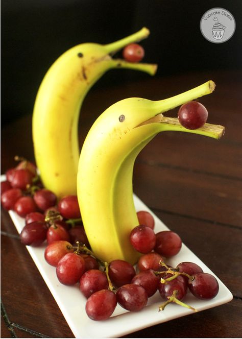 banana dolphins Dolphin Fruit Cups, Banana Dolphins, Banana Dolphins With Grapes, Toddler Snacks With Banana, Banana Sushi Kids, Picky Eaters Kids, Fruit Creations, Decorações Com Comidas, Amazing Food Decoration