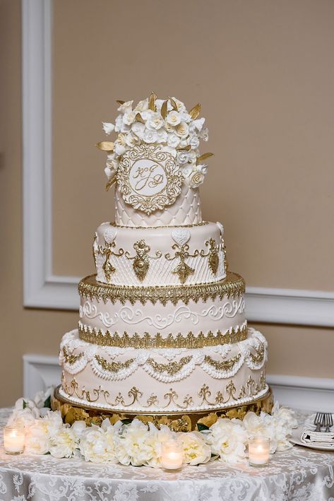 White And Gold Quinceanera Decorations, Royal Theme Cake, Royal Quinceanera Theme, Royal Themed Wedding, Royalty Wedding Theme, Gold Quinceanera Theme, Royal Wedding Theme, Gold And White Cake, Royal Wedding Themes