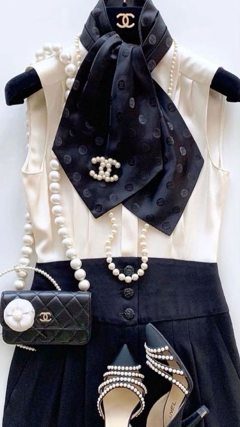 Chanel 90s, Coco Chanel Fashion, Outfit Elegantes, Chanel Boutique, Chanel Brooch, Chanel Outfit, Mode Chanel, Lovely Fashion, Chanel Inspired