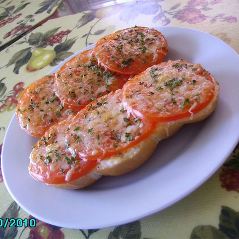 Tomato And Biscuits, Fresh Tomato Sandwich Recipes, Tomato Sandwiches Recipes, Best Tomato Sandwich, Tomatoe Sandwich Healthy, Tomato On Bread, Tomatoe Sandwich Mayo, Fried Tomato Sandwich, Tomato Sandwich Southern