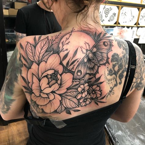 Back Tattoo Plus Size, Hand Tatto, Floral Back Tattoos, Backpiece Tattoo, Upper Back Tattoos, Back Piece Tattoo, Nature Vibes, Pieces Tattoo, Cat Tattoos