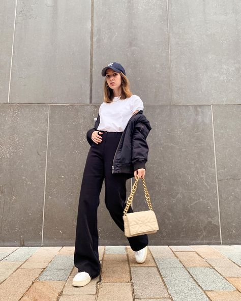 Casual navy street style outfit for fall and winter with wide leg trousers, Nike Air Force one, new era navy baseball cap, white tee, navy bomber, beige shoulder bag Navy Blue Beanie Outfit, Navy Baseball Cap Outfit, Navy Cap For Winter, Navy Hat Outfit Baseball Caps, Navy Cap Outfit, Navy Sporty Hat, One Size Fits Most, White Baseball Cap Outfit, Winter Street Wear, Ny Hat