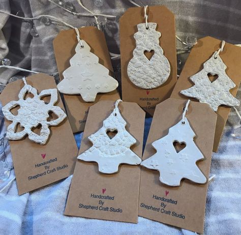 Salt Dough Christmas Ornaments, Christmas Pottery, Clay Christmas Decorations, Christmas Gifts To Make, Clay Christmas, Card Background, Handmade Christmas Crafts, Hanging Christmas Tree, Christmas Clay