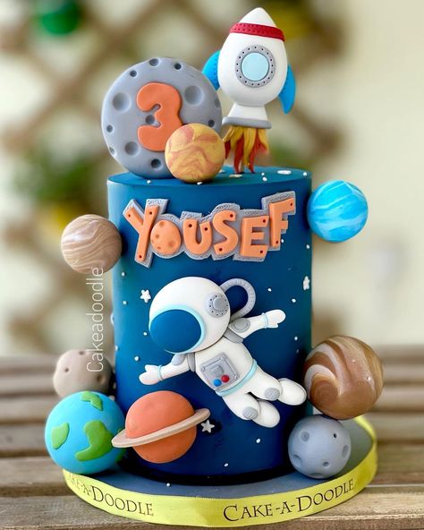 Astronaut 1st Birthday Cake, Planet Cakes Solar System Birthday, Outer Space Theme Cake, Astronomy Cake Ideas, Astronaut Cake Ideas, Space Theme Cakes, Solar System Cakes For Kids, Outer Space Cakes For Kids, Birthday Boy Cake Ideas