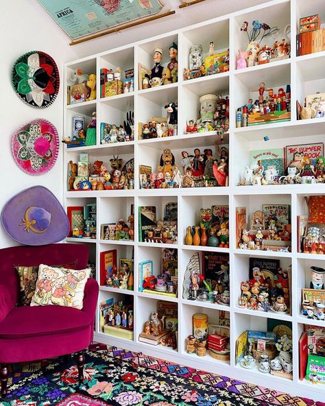 Collectors Room Ideas, Vintage Toy Display, Toy Collection Room, Toy Collection Display, Lego Room Decor, Deco Disney, Disney Room Decor, Toy Display, Room Book