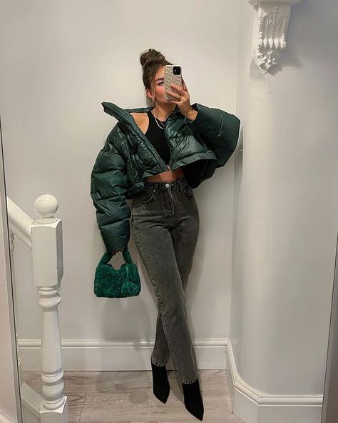 19 Trendy Everyday Winter Outfit Ideas That'll Keep You Cozy! – May the Ray Mini Skirt Outfit Winter, Winter Going Out Outfits, Winter Outfits Black Women, Winter Outfits Korean, Germany Outfits, Fashion Outfits Casual, Winter Date Outfits, Looks Adidas, 00s Mode