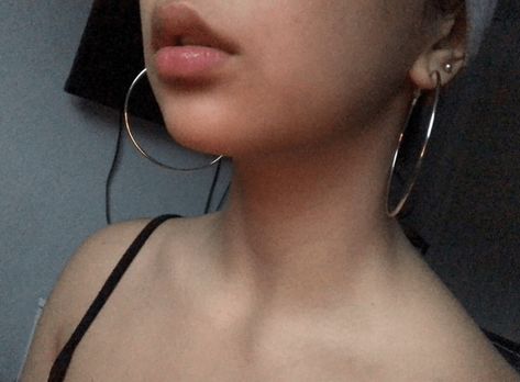 Ear Hoops Big, Ear Rings Hoop, Hoops Earrings Big, Hoop Earrings Aesthetic Latina, Hoop Earing Hairstyles, 2000s Earrings Aesthetic, Silver Hooped Earrings, Pretty Hoop Earrings, Earrings Aesthetic Hoop