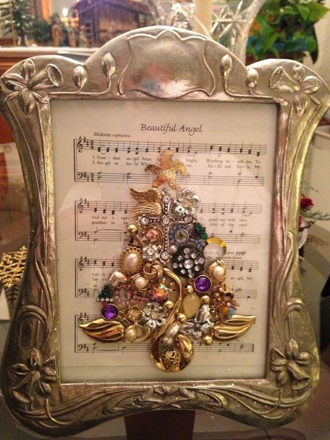 Jewel Christmas, Old Jewelry Crafts, Costume Jewelry Crafts, Jeweled Christmas Trees, Vintage Jewelry Ideas, Jewelry Frames, Pallet Christmas Tree, Vintage Jewelry Repurposed, Jeweled Christmas