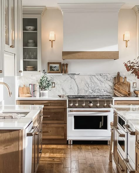 Two toned kitchen cabinets are a gorgeous design trend and we're sharing 17 of our favorite kitchens for inspiration! Two Toned Kitchen Cabinets, Two Tone Kitchen Cabinets, Kitchen Post, Two Tone Kitchen, Design Your Kitchen, Kitchen Farmhouse, Kitchen Cabinet Colors, Kitchen Inspiration Design, Home Modern