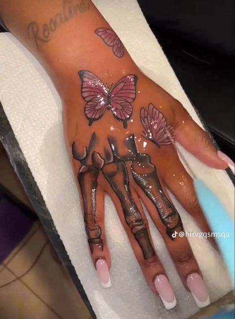 Cute Skeleton Hand Tattoo, Girl Hand Tattoos Ideas Black, Hand Tattoos For Women Black People, Hand Tattoos Outline, Rare Hand Tattoos, Big Hand Tattoos For Women, Yb Tattoo, Hand Tattoos Skeleton, Tattoo Ideas Hands