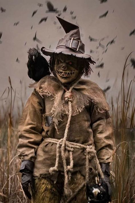 Scary Scarecrow Masks, Scarecrow Theme Halloween, Diy Creepy Scarecrow, Scarecrow Halloween Decoration, Diy Scary Scarecrow Costume, Skinwalker Costume, Halloween Scarecrow Decorations, Male Scarecrow Costume, Scarecrow Costume Scary