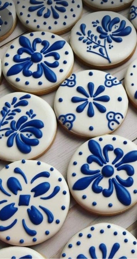 Mexican Royal Icing Cookies, Italian Tile Cookies, Italy Themed Cookies, Talavera Wedding Cake, Clase Azul Birthday Theme, Beach Cookies Royal Icing, Prom Cookies Decorated, Royal Icing Cookies Wedding, Cute Decorated Cookies