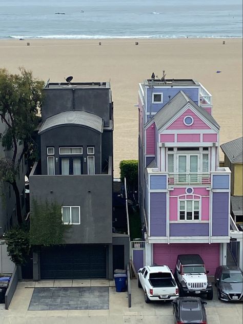 Los Angeles Suburban House, Santa Monica Pier Aesthetic, Santa Monica Aesthetic, Santa Monica House, Houses In Los Angeles, Santa Monica Houses, Los Angeles House, Los Angeles Aesthetic, California Summer