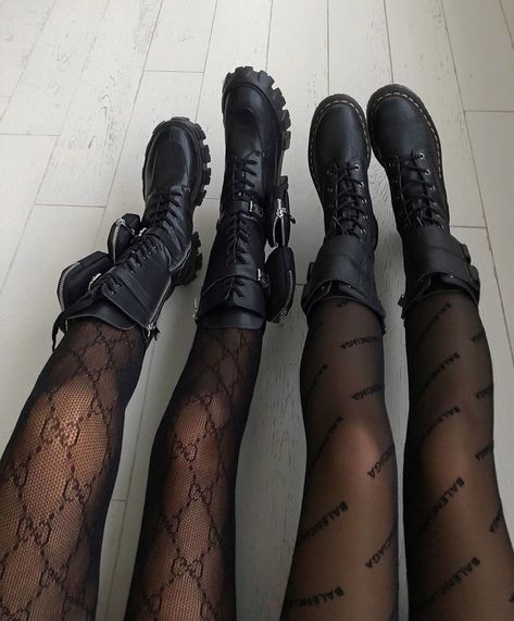 Outfits With Doc Martens Chelsea Boots, Gucci Tights, Dr Martens Style, Doc Martens Outfit, Aesthetic Women, Tights Outfit, Chunky Boots, Casual Fall Outfits, Black Tights