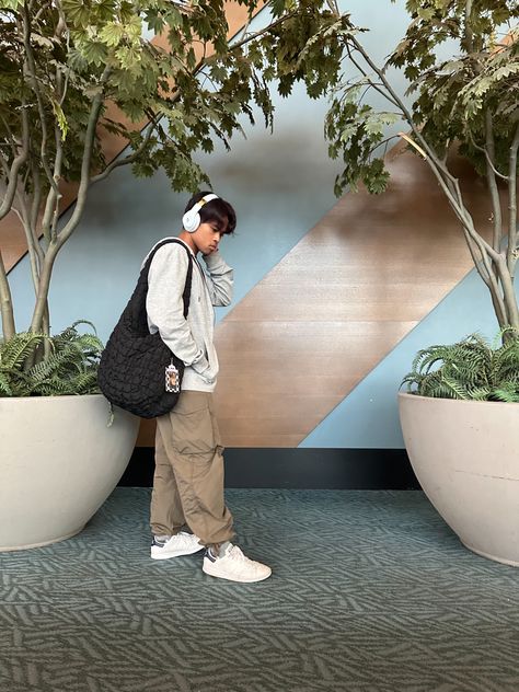 #airport #airportpic #airportfit #fitcheck #greyhoodie #parachutepants Uniqlo Parachute Pants, Nothings Better Than, Green Parachute Pants, Uniqlo Shoes, Pretty Background, Airport Fit, Airport Fits, Uniqlo Men, Pretty Backgrounds