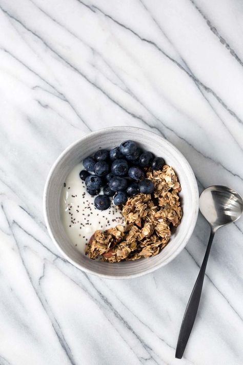 This Granola Yogurt Breakfast Bowl features an easy homemade granola that can be prepared in advanced for weeks worth of quick, healthy breakfasts. Yogurt Breakfast Bowl, Easy Homemade Granola, Healthy Breakfast Bowls, Yogurt Breakfast, Healthy Yogurt, Yogurt And Granola, Quick Healthy Breakfast, Healthy Breakfasts, God Mat