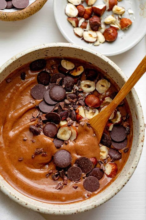 Chocolate Hazelnut Smoothie Bowl Heart Healthy Smoothies Recipes, Hazelnut Smoothie, Heart Healthy Smoothies, Snack Pairings, Chocolate Smoothie Bowl, Turmeric Smoothie, Preworkout Snack, Smoothie Bowl Healthy, Healthier Desserts