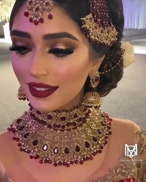 Brides With Red Hair, Lengha Makeup Looks, South Asian Bridal Makeup, Bridal Make Up Indian, Glam Makeup Gold, Boho Wedding Dress Lace Vintage, Punjabi Bridal Makeup, Pakistani Wedding Makeup, Indian Bride Jewelry