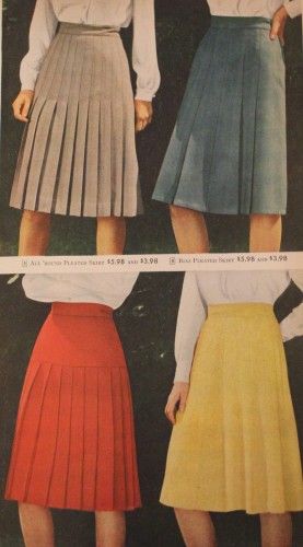 1940s Skirt History: All around pleating was very common. Knife pleats, inverted pleats and box pleats were the most popular because they kept the skirt flat and smooth over the hips while adding volume at the hem. The overall shape was still A-line but pleating added a bit more swing to a woman’s step, a sign of post war joy. #vintage #1940s 1940s Skirt, 40s Mode, Dirndl Skirt, Fashion 1940s, Look Retro, 40s Fashion, 1940s Dresses, Fashion Now, Old Fashion