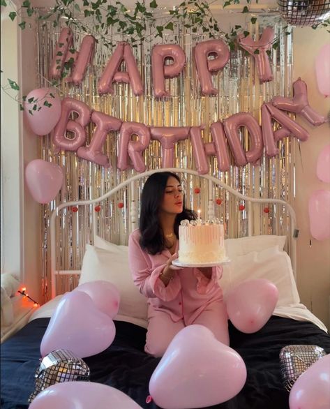 Bedroom Bday Photoshoot, Birthday In Bed Photoshoot Ideas, Birthday Bed Pictures, Birthday Photoshoot Ideas Hotel Room, Birthday Picture Ideas Bed, Birthday Cake In Bed Photoshoot, Birthday Bedroom Photoshoot, Bedroom Birthday Photoshoot, 23 Cake