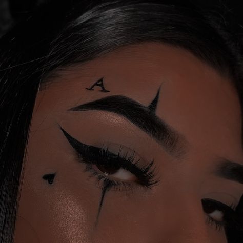 Simple Bat Makeup, Black Angles Halloween Makeup, Black Halloween Makeup Easy, Dark Angel Make Up Halloween, Easy Spider Eye Makeup, Witch Makeup Ideas Pretty Simple, Simple Ghost Makeup, Dark Angel Eye Makeup, Halloween Eyeliner Simple