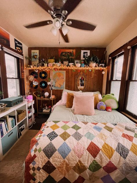 Tacky Bedroom, Arty Bedroom Ideas, Small Bedroom Maximalist, Nostalgic Bedroom Aesthetic, Funky Teenage Girl Bedroom, Eclectic Girls Bedroom, College Dorm Room Ideas Maximalist, Bedroom Ideas Young Adult Woman, Eclectic Bedroom Aesthetic